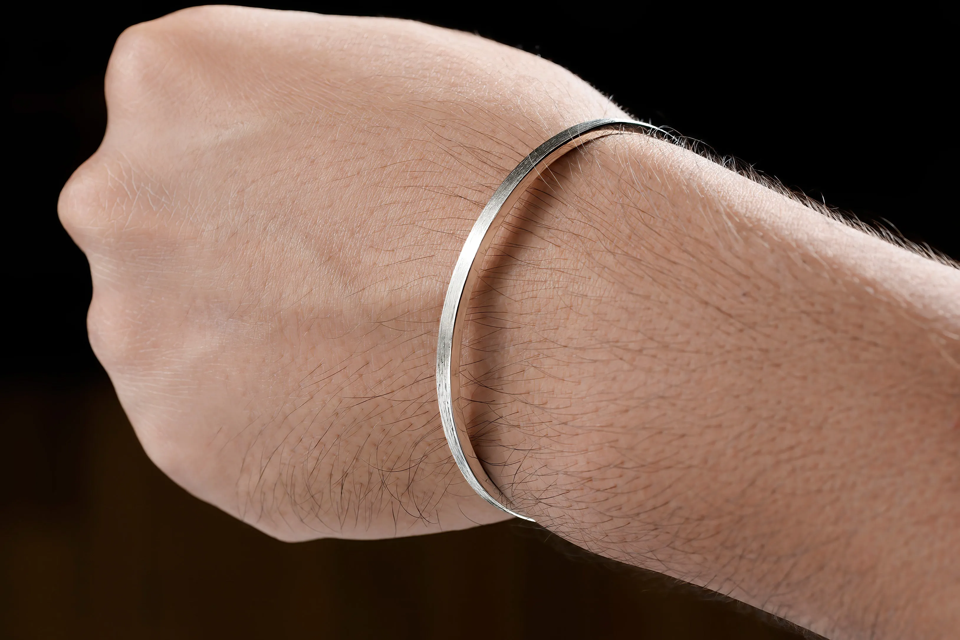 MINIMALIST RADIANCE MATTE FINISHED BANGLE